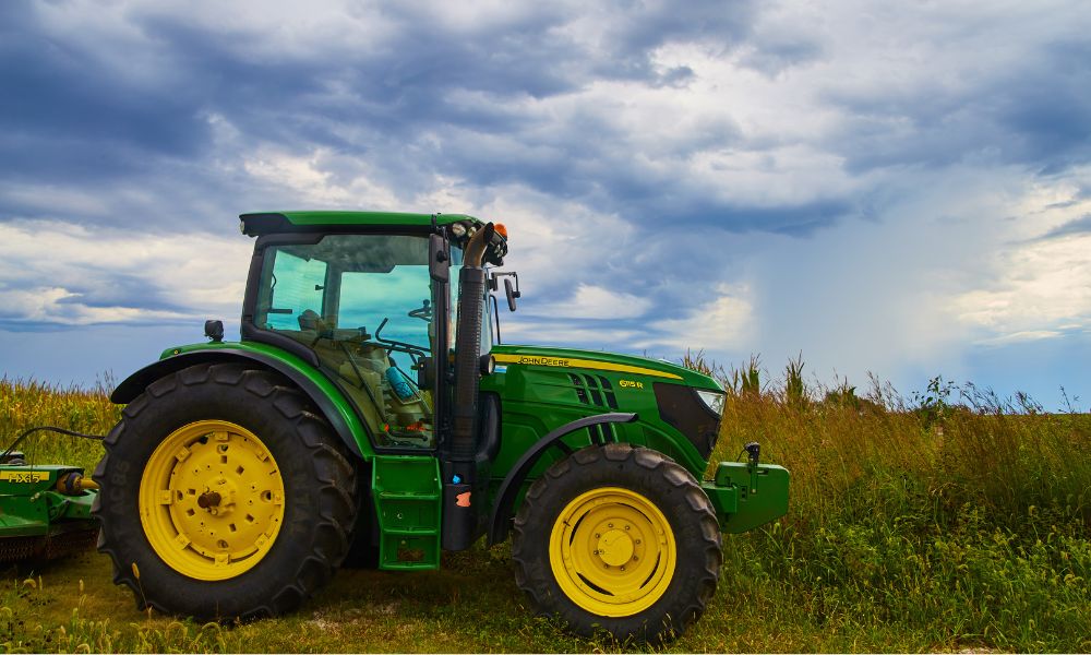 Deere & Co Falls 6% After Sharing Disappointing Outlook, But It’s Not Time to Sell DE Stock Just Yet