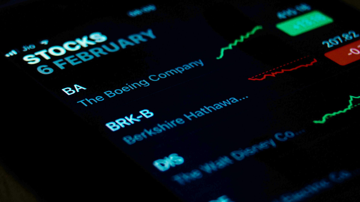 Seeking Alpha vs MarketWatch: In-Depth Comparison With VectorVest